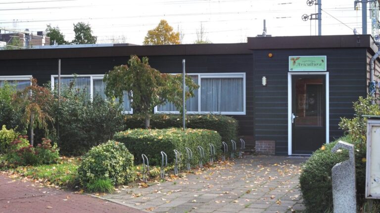 Vogelmarkt bij Avicultura — markt-eten in Woerden